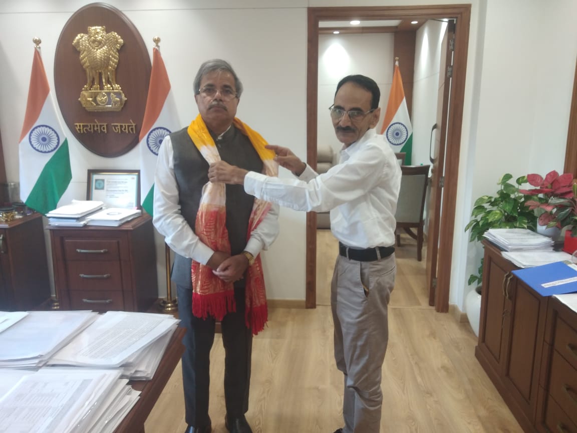 रेलवे चेयरमैन के साथ अरुण जोशी