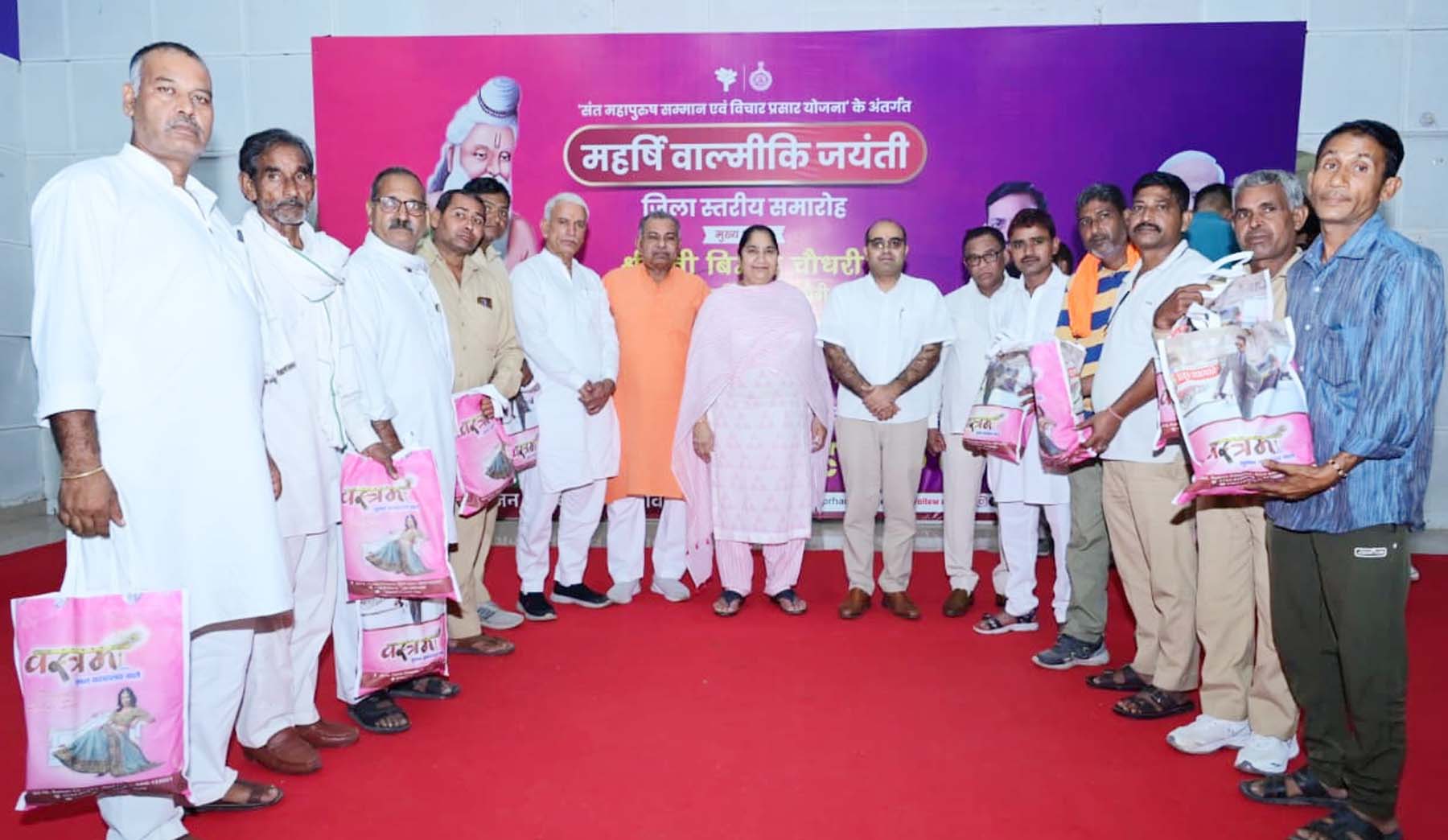 गुरुग्राम के स्वतंत्रता सेनानी भवन में स्वच्छता कर्मचारियों को सम्मानित करते अतिथि।