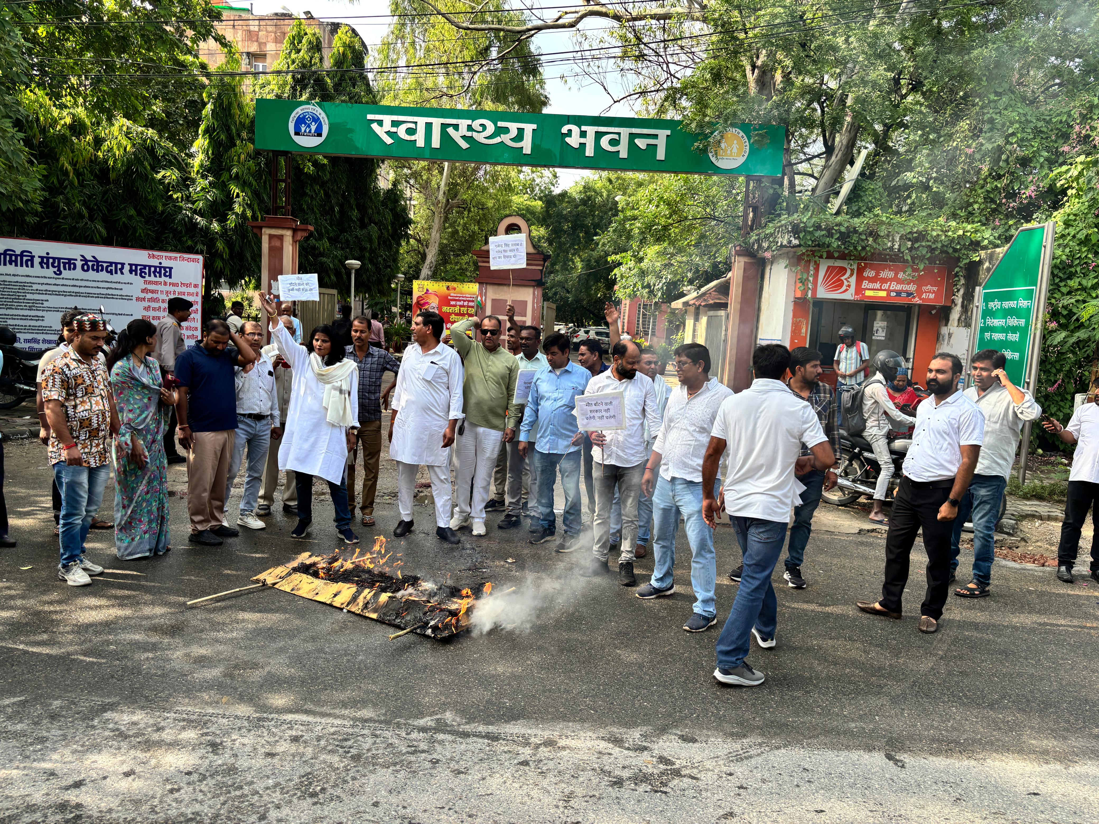 एसएमएस हॉस्पिटल अग्निकांड: राजस्थान कांग्रेस अभाव अभियोग प्रकोष्ठ ने चिकित्सा मंत्री खींवसर की शव यात्रा निकाला मांगा इस्तीफा