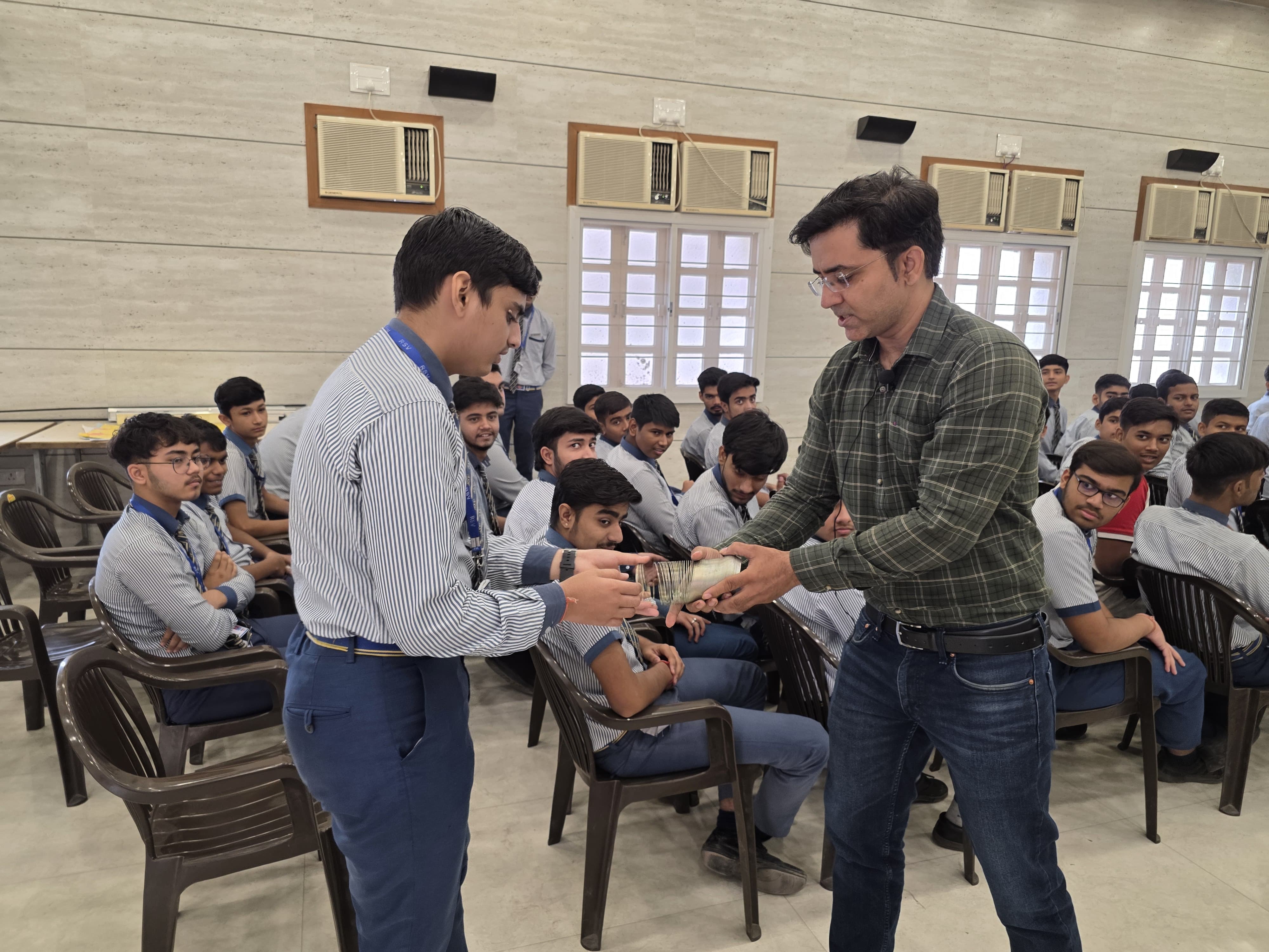 फिजिक्स यात्रा पहुंची आरएसवी, साइंस सेमिनार-2025 में आरएसवी का विद्यार्थी रहा रनर अप