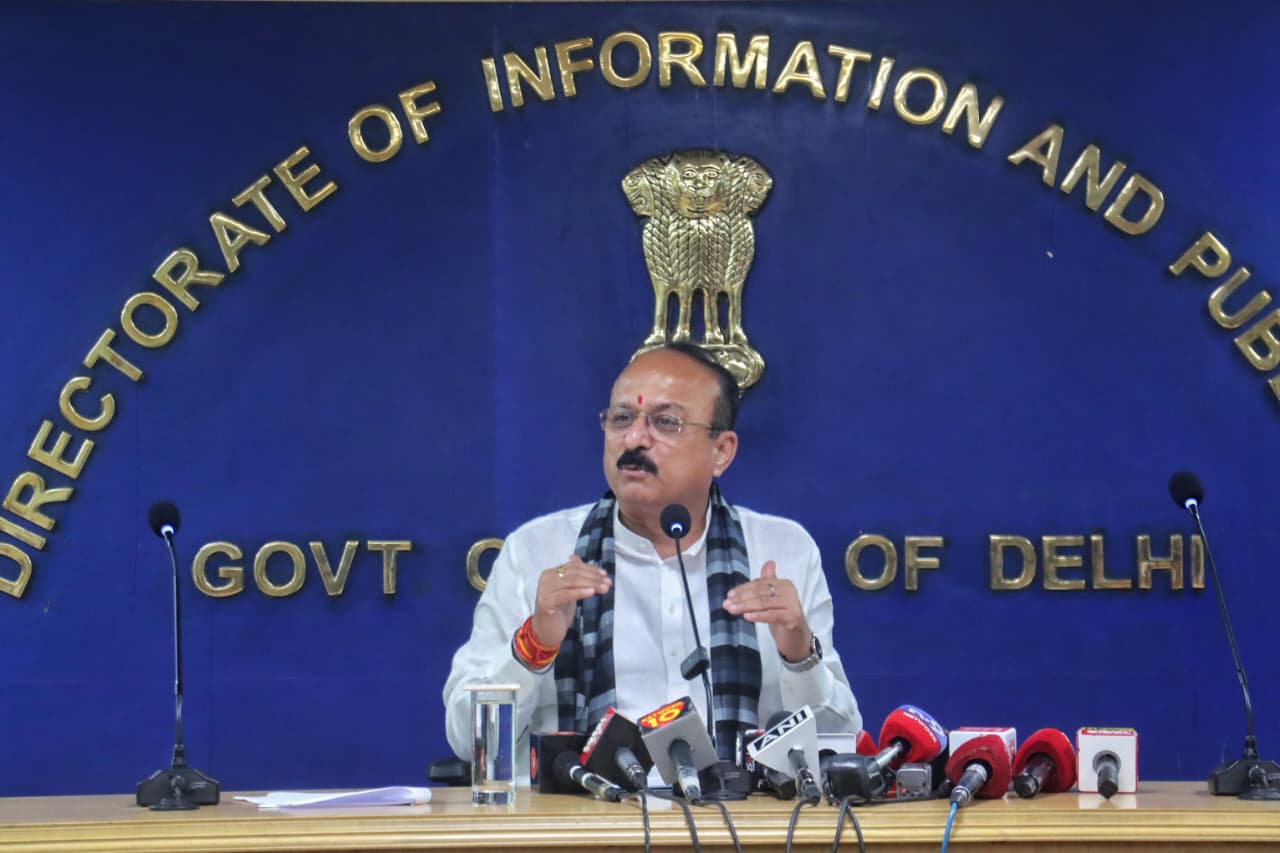 दिल्ली के शिक्षा मंत्री आशीष सूद पत्रकार वार्ता में।