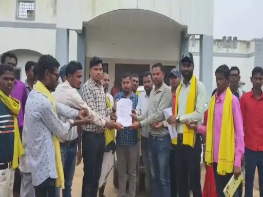 तहसीलदार को आवेदन सौंपते ग्रामीण