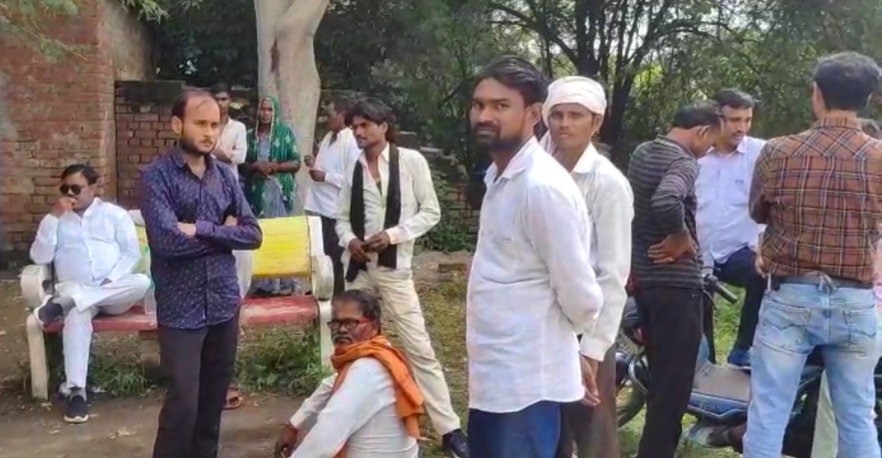 घटना स्थल के बाहर मौजूद परिजन