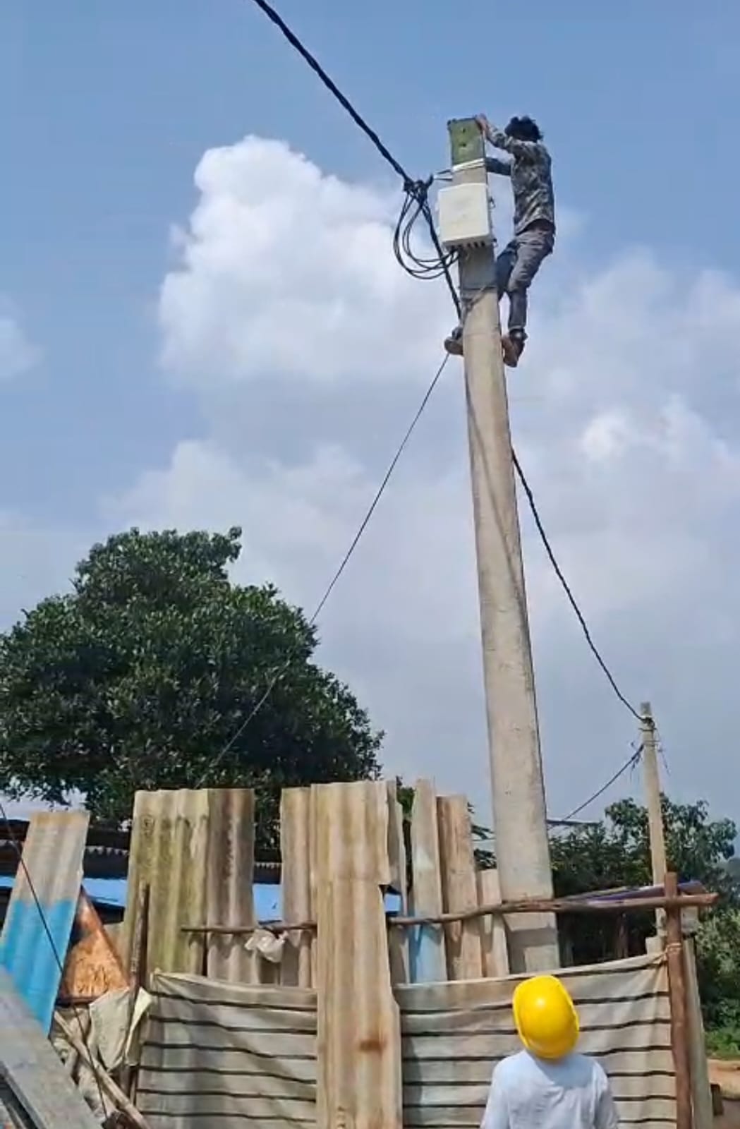 बिजली तार काटते हुए पदाधिकारी