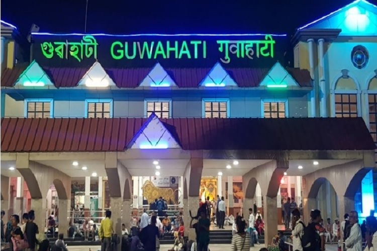 असमः गुवाहाटी रेलवे स्टेशन का दृश्य