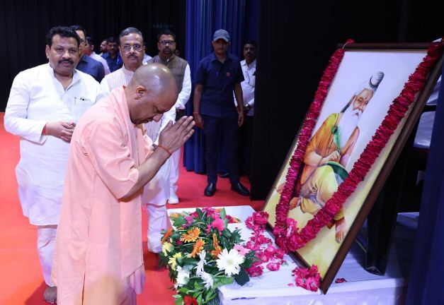 महर्षि वाल्मीकि को नमन करते मुख्यमंत्री