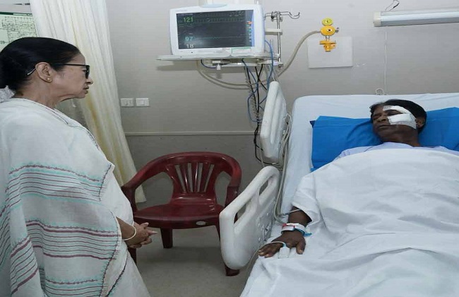 खगेन को देखने पहुंची ममता खगेन को देखने पहुंची ममता