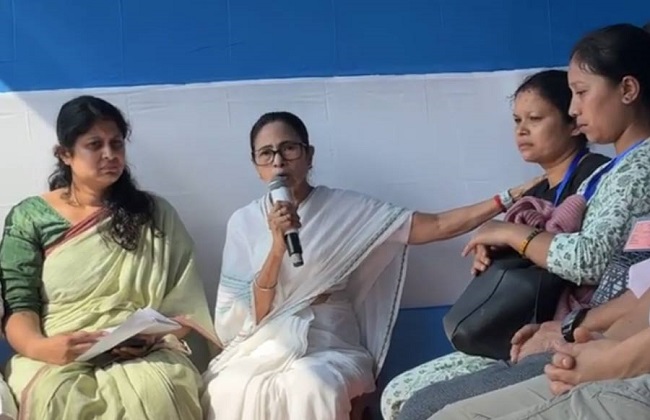 मिरिक के दुधिया राहत शिविर में पीड़ितों के साथ मुख्यमंत्री ममता बनर्जी