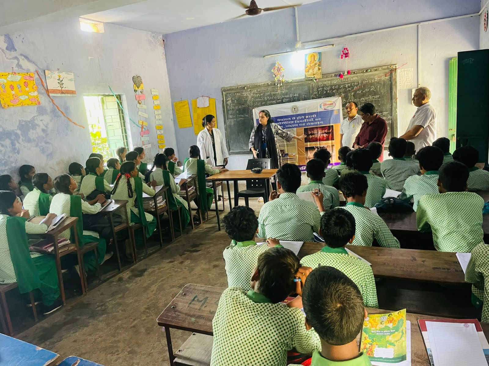 जानकारी देते चिकित्सक