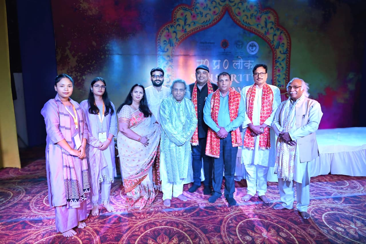 व्यंजना आर्ट एंड कल्चर सोसायटी द्वारा आयोजित तीन दिवसीय कार्यक्रम के समापन का छाया चित्र