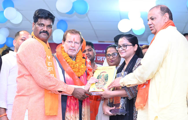 सोनीपत: महर्षि वाल्मीकि जयंती में सहकारिता मंत्री अरविंद शर्मा का स्वागत करते हुए समाज के प्रतिनिधि