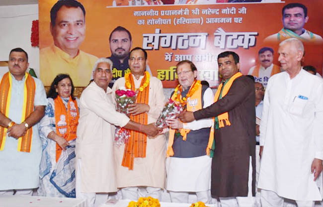 सोनीपत: गोहाना जिला की संगठनात्मक बैठक  में मंत्री डॉ अरविंद शर्मा व भाजपा प्रदेशाध्यक्ष मोहन लाल का स्वागत