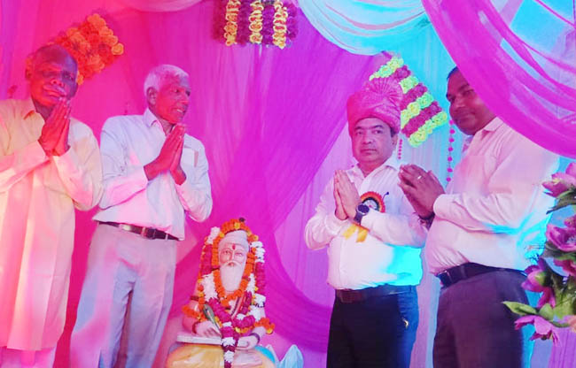 सोनीपत: उपायुक्त सुशील सारवान ने भगवान  महर्षि वाल्मीकि की प्रतिमा को श्रद्धा के सुमन अर्पित करते हुए