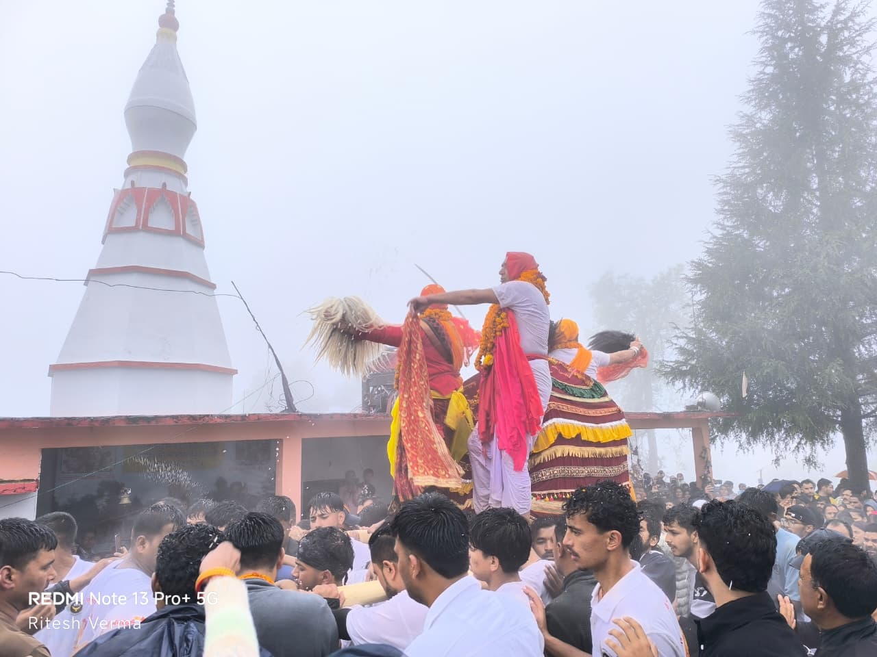 लड़ी धुर महोत्सव के छायाचित्र