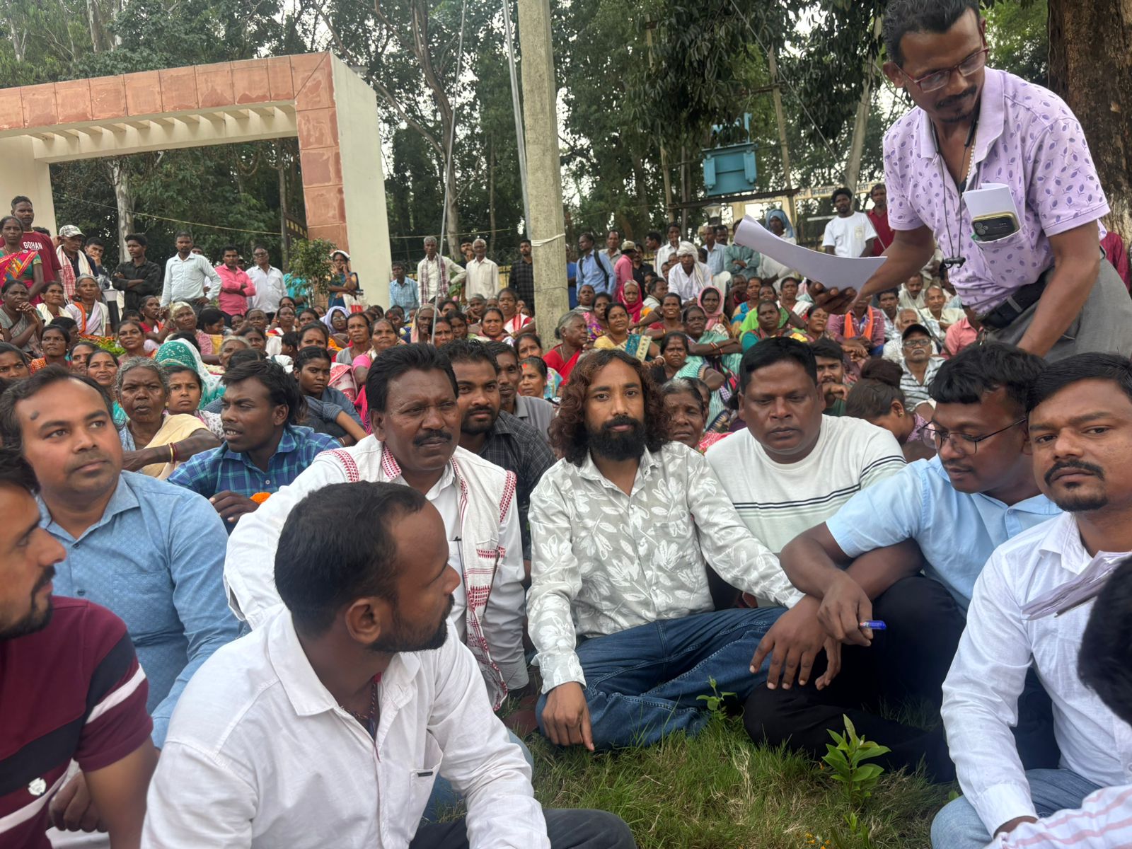 गुमला में प्रदर्शन करते देवेंद्रनाथ महतो समेत अन्य
