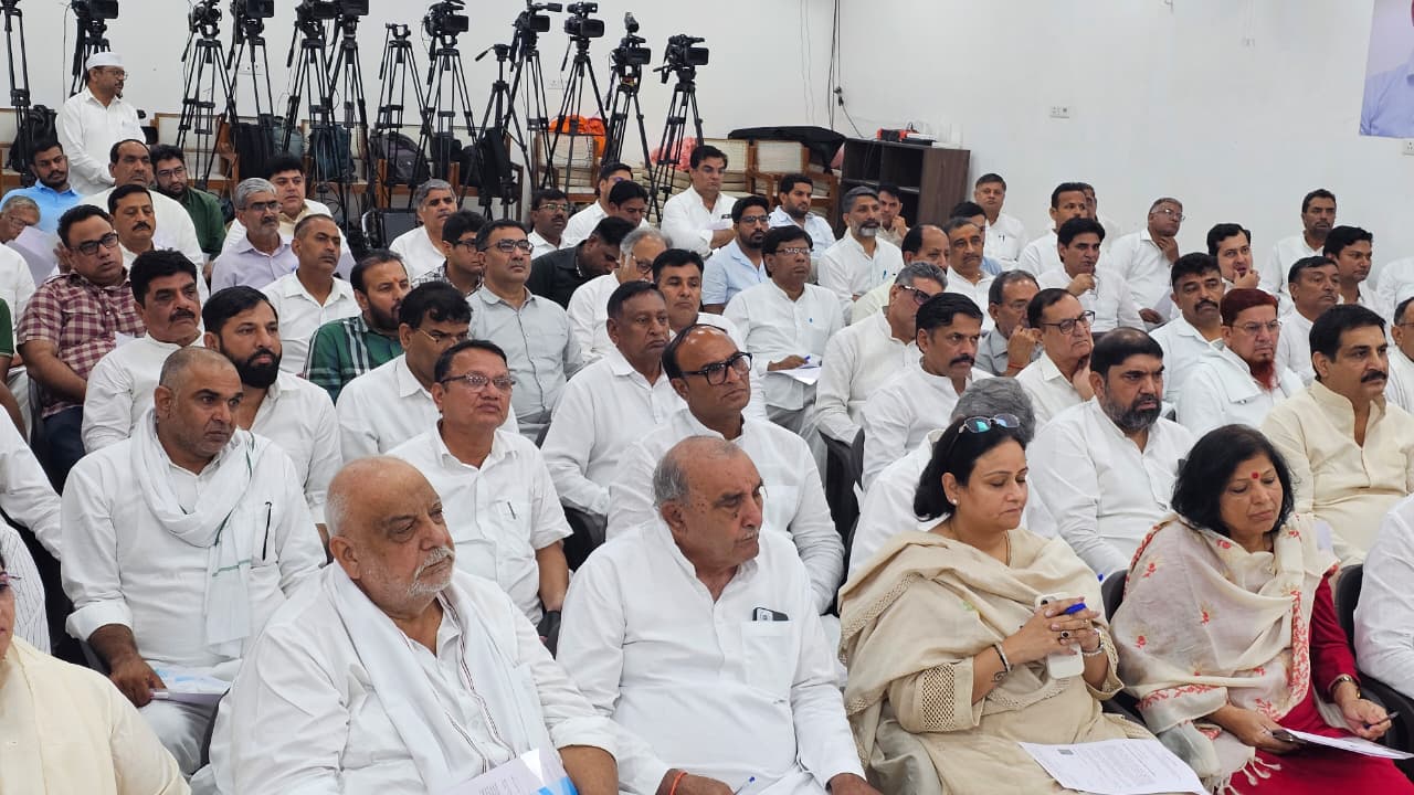 कांग्रेस की बैठक में भाग लेते पूर्व विधायक व जिला अध्यक्ष