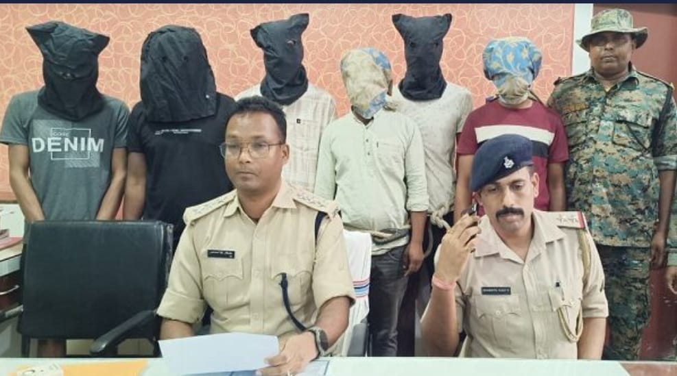 जानकारी देते पुलिस अधिकारी