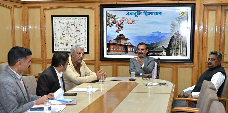 मुख्यमंत्री समीक्षा करते हुए