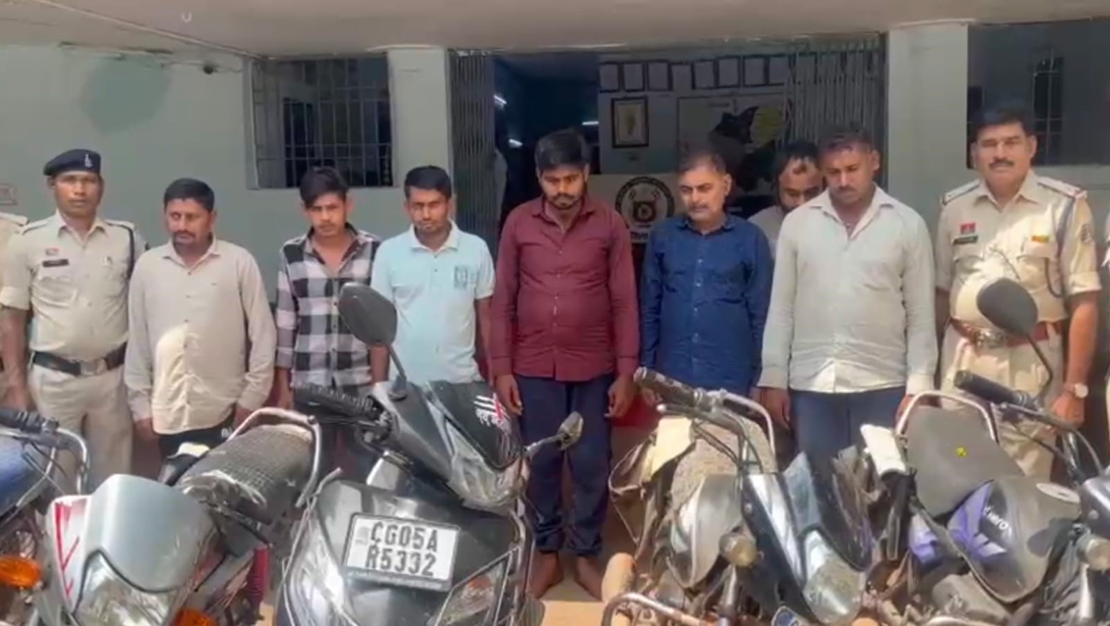 देवरी में जुआ खेल रहे गिरफ्तार जुआरी व जब्त सामग्री।