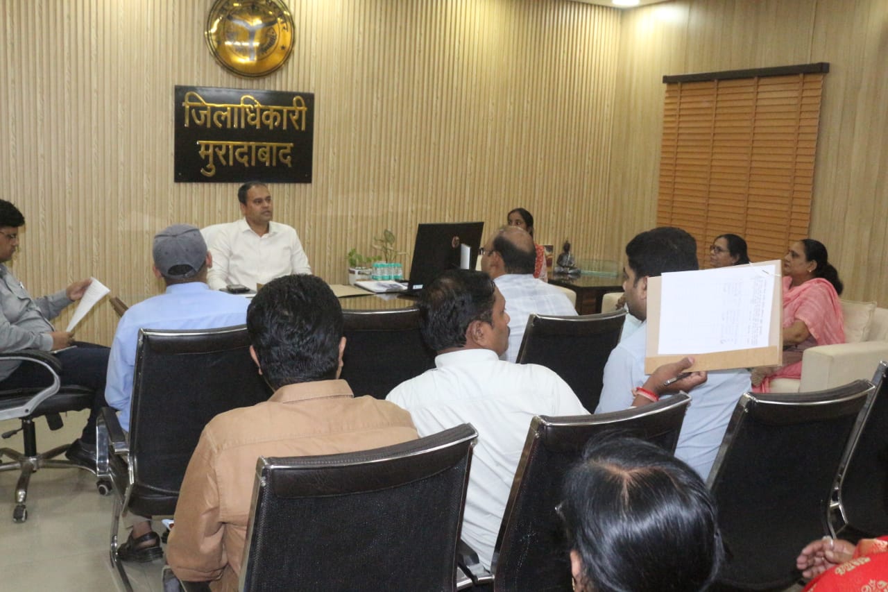 जिलाधिकारी अनुज सिंह की अध्यक्षता में सम्पन्न होती सक्रिय स्वयं सहायता समूहों की महिलाओं की बैठक ।