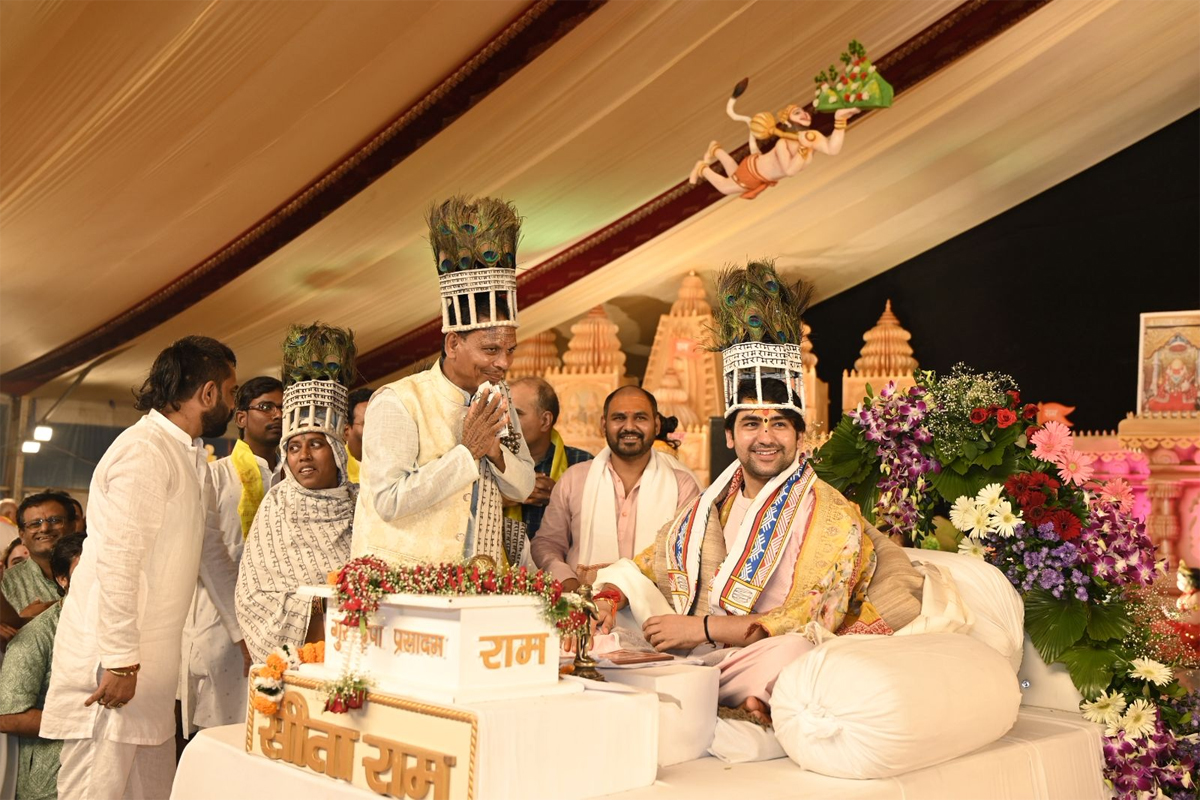 रामनामी समाज के लोग  पंडित शास्‍त्री जी को मोर व राम नाम से लिखे मुकुट पहनाते हुए
