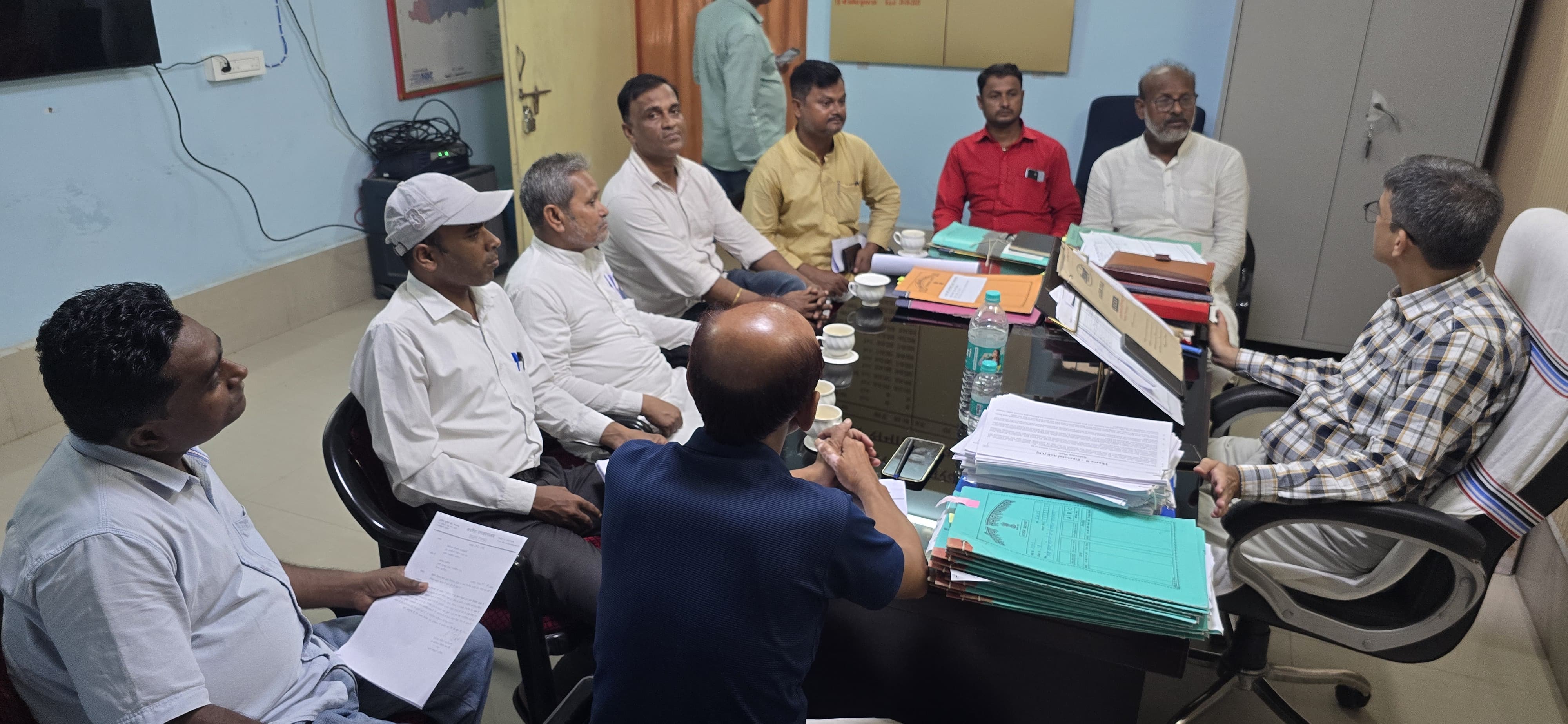 अररिया फोटो:जोकीहाट निर्वाची पदाधिकारी मीटिंग करते