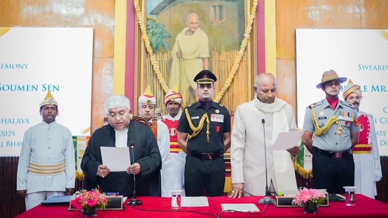 मेघालय उच्च न्यायालय के मुख्य न्यायाधीश की शपथ दिलाते राज्यपाल
