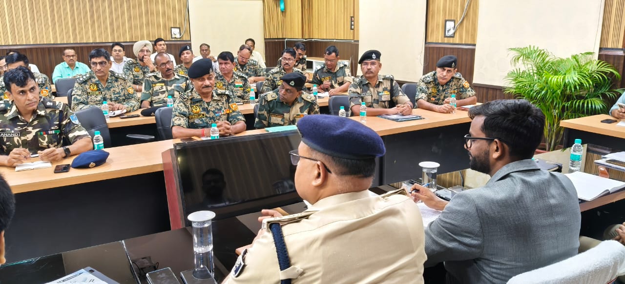 अररिया फोटो:डीएम एसपी मीटिंग करते