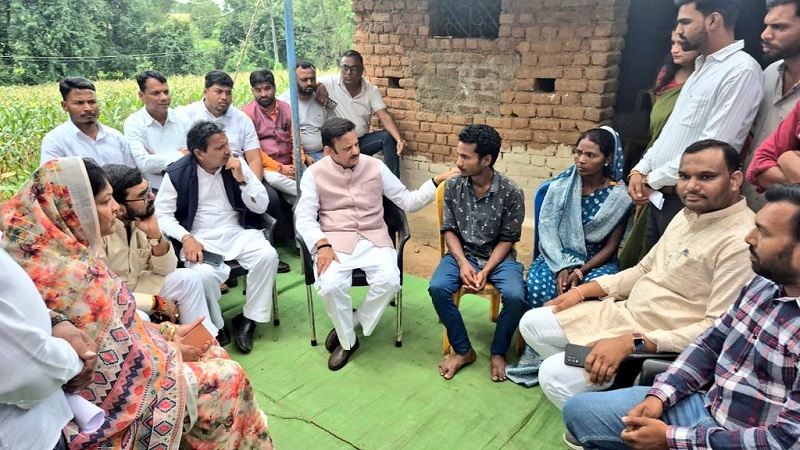 छिंदवाड़ा में पीड़ित परिजनों से मिले उप मुख्यमंत्री राजेन्द्र शुक्ल