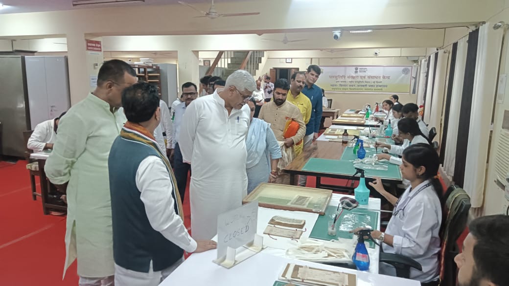 केन्द्रीय गजेन्द्र सिंह शेखावत सरस्वती भवन में संरक्षित दुर्लभ पांडुलिपियों का अवलोकन करते हुए