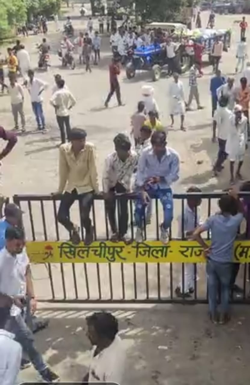 किसानों ने मंडी में किया हंगामा,गेट बंद कर लगाया जाम