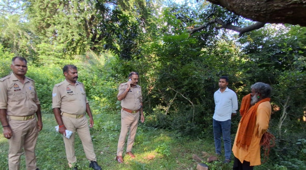 लाला बारी बगीचे में स्थित क्षतिग्रस्त कुएं पर जांच करती पुलिस।
