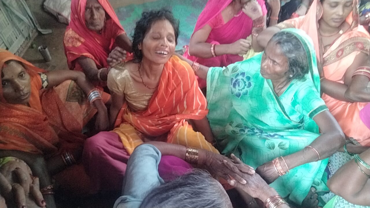 रोते विलखते परिजन