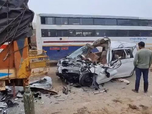तेज रफ्तार ट्रैक्सी नंबर कार ट्रक में पीछे से घुस गई।