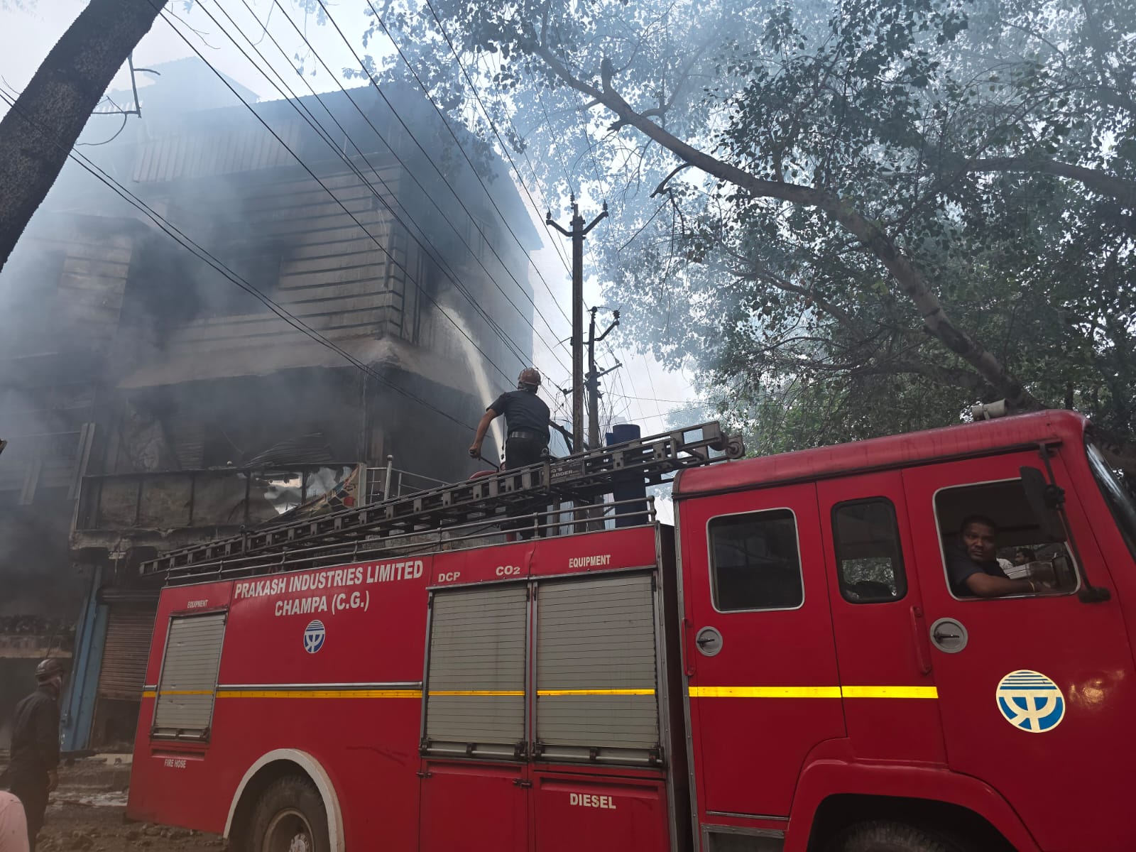 बॉम्बे मार्केट में भीषण आग, तीन बड़ी दुकानें और दो ठेले जलकर खाक