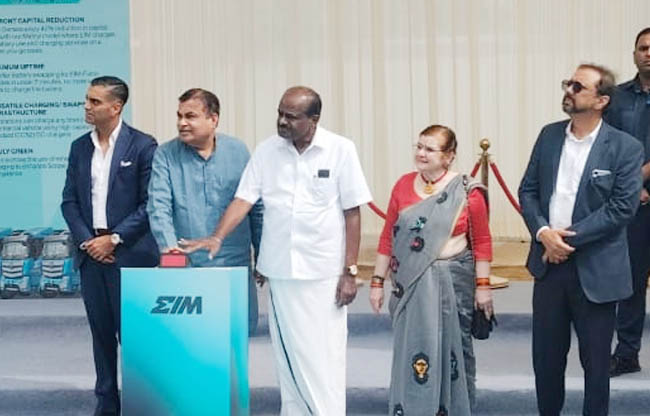 केन्द्रीय मंत्री नितिन गडकरी इस्पात मंत्री एच.डी. कुमारस्वामी पहले वाणिज्यिक इलेक्ट्रिक ट्रक बैटरी स्वैपिंग और चार्जिंग स्टेशन का उद्घाटन करते हुए