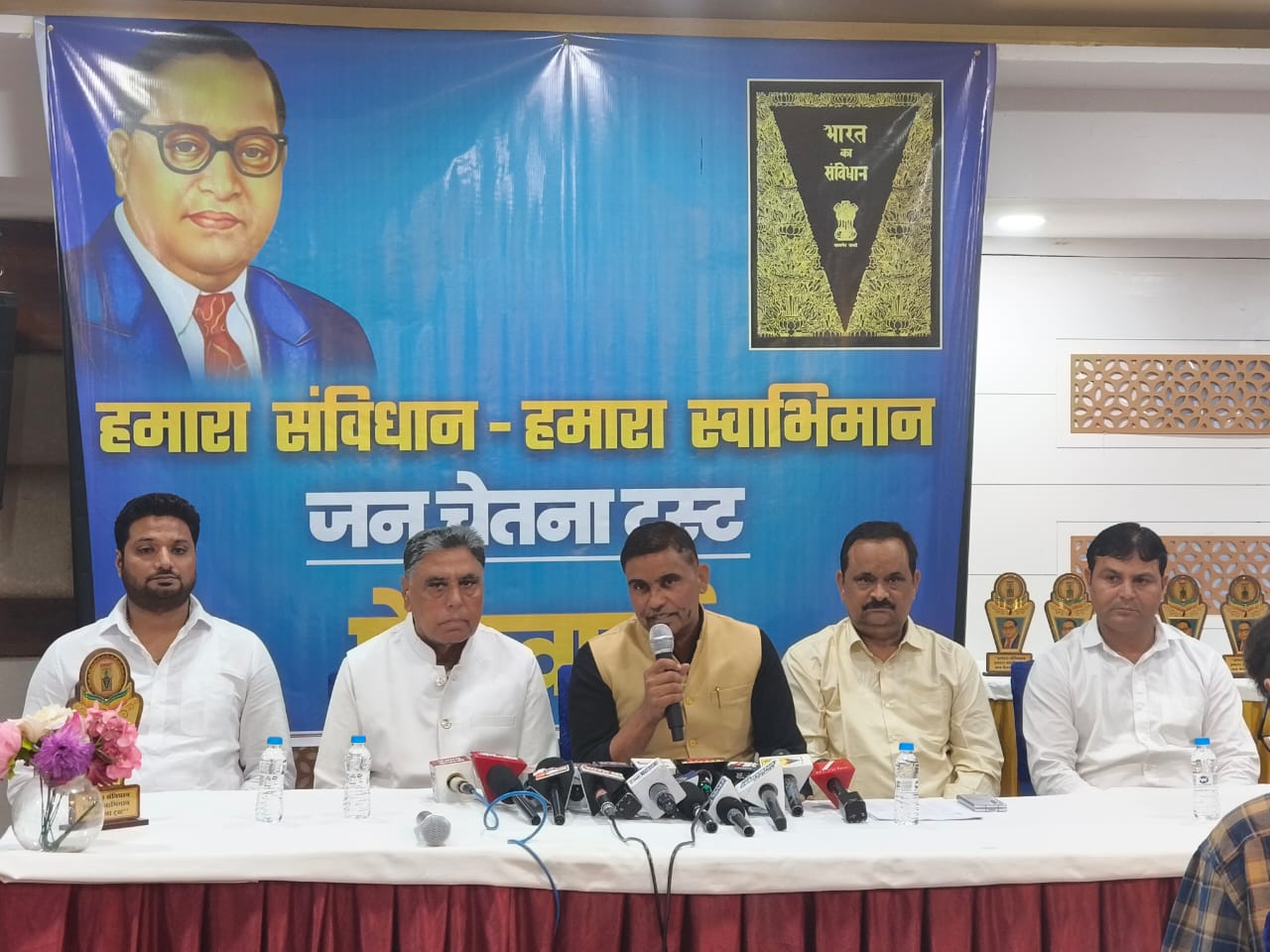 केंद्रीय मंत्री मनाेहर लाल के मुख्य मीडिया सलाहकार सुदेश कटारिया चंडीगढ़ में पत्रकाराें से बातचीत करते हुए