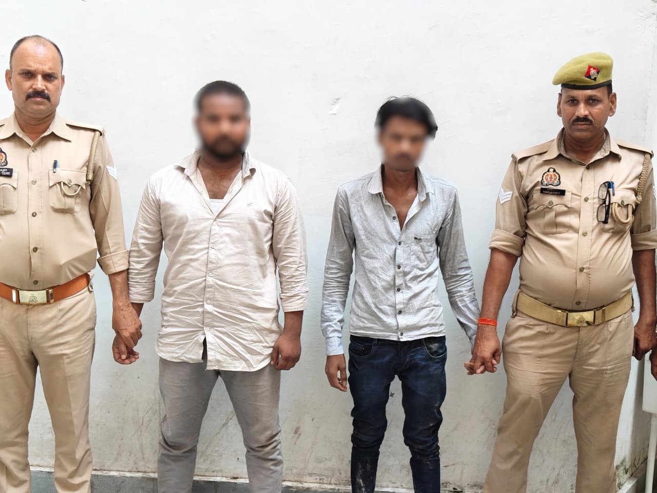 गिरफ्तार तस्कर के साथ चुनार पुलिस।