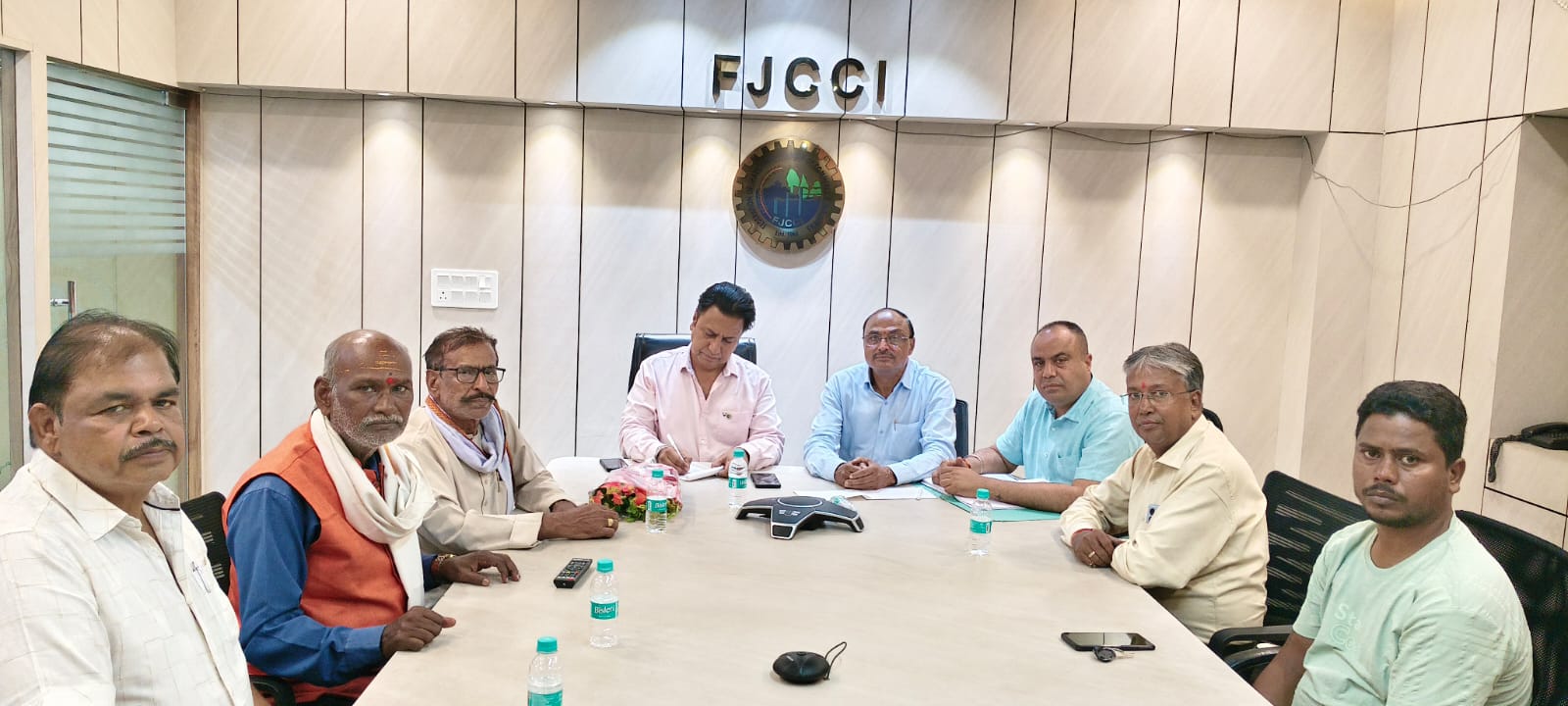 चेंबर के बैठक की तस्वीर चेंबर के बैठक की तस्वीर