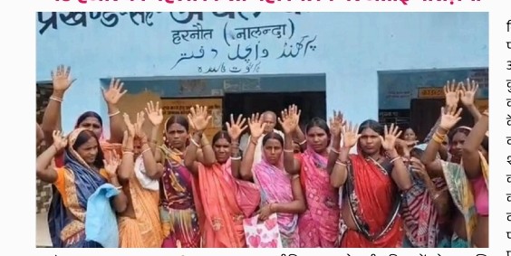 प्रखंड कार्यालय में विशेष प्रदर्शन में शामिल महिला