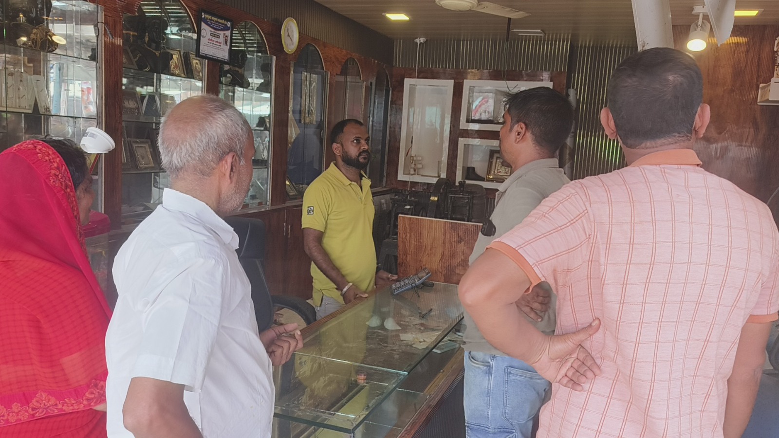 पड़ताल करते दुकानदार