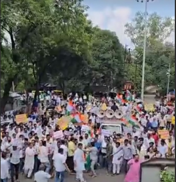 उज्‍जैन: किसानों ने प्रदर्शन कर मुआवजा व बीमा राशि  को लेकर एसडीएम कार्यालय का घेराव किया