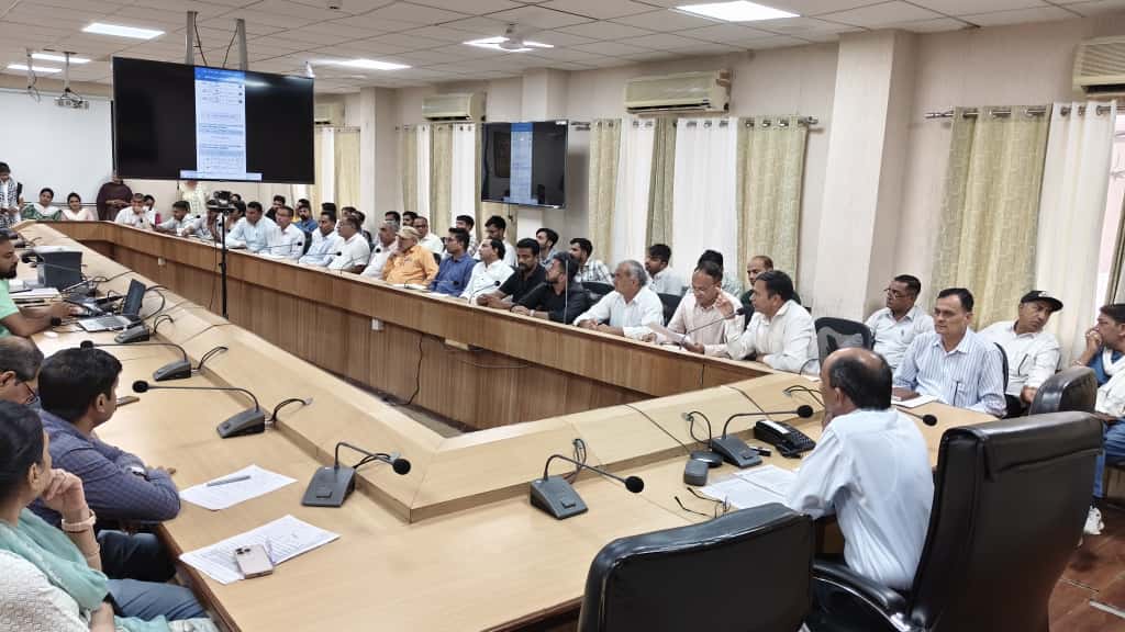 बैठक को संबोधित करते हुए एसडीएम।