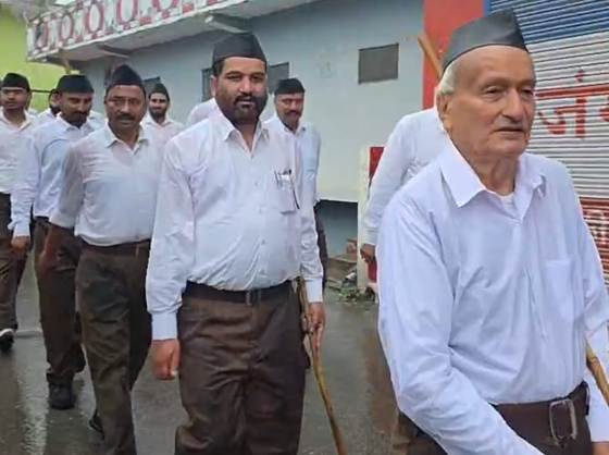 पथ संचलन में प्रतिभाग करते पूर्व राज्यपाल भगत सिंह काेश्यारी।