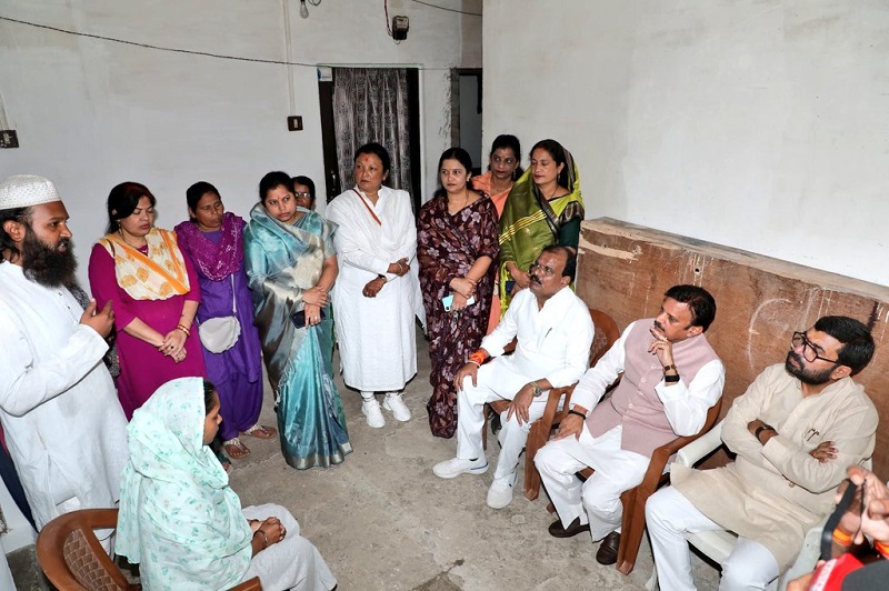 छिंदवाड़ा में पीड़ित परिजनों से मिले उप मुख्यमंत्री राजेन्द्र शुक्ल