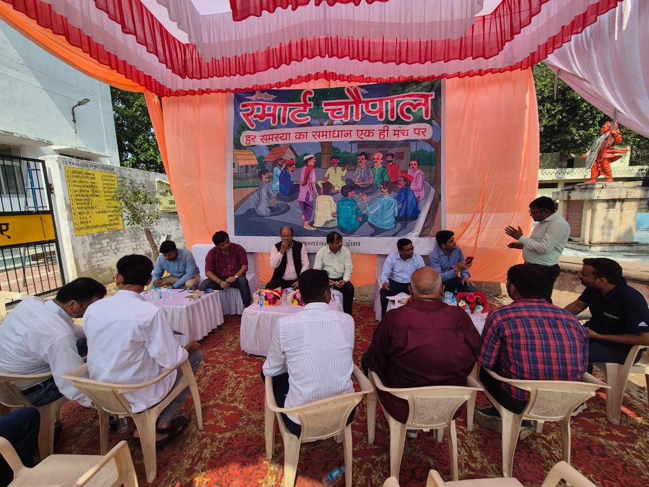 अमीनाबाद में लगी स्मार्ट चौपाल में उपभोक्ताओं की समस्याएं सुनते हुए। अमीनाबाद में लगी स्मार्ट चौपाल में उपभोक्ताओं की समस्याएं सुनते हुए।