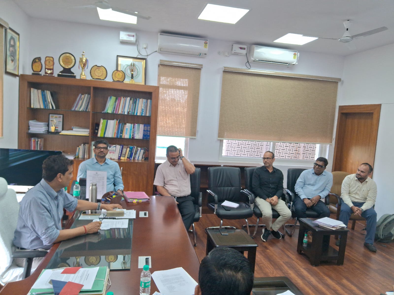 बैठक में शामिल अपर मुख्‍य सचिव अजय कुमार सिंह समेत अन्‍य