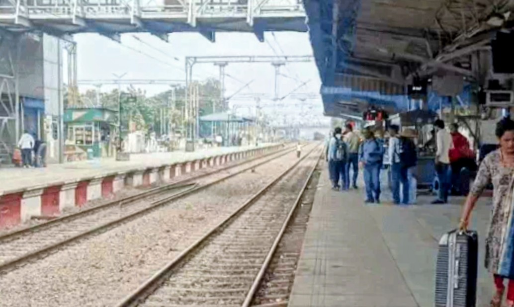 पानीपत रेलवे स्टेशन पर रेलगाड़ी की इंतजार करते यात्री।