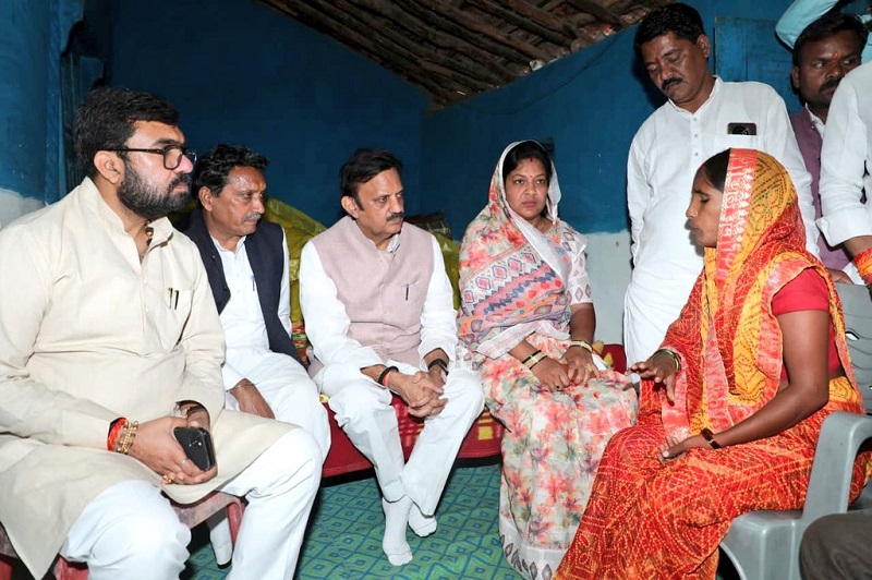 छिंदवाड़ा में पीड़ित परिजनों से मिले उप मुख्यमंत्री राजेन्द्र शुक्ल