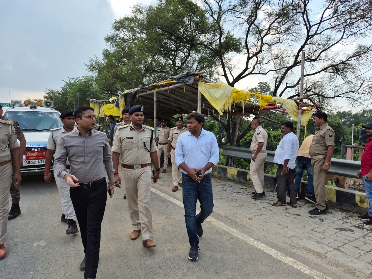 जिलाधिकारी एवं एसएसपी के द्वारा सीमावर्ती इलाके के चेक पोस्ट का किया गया औचक निरीक्षण